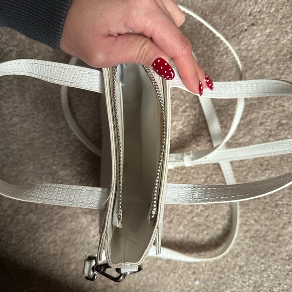 Forever 21 White Textured Crossbody Bag - Picture 3 of 3